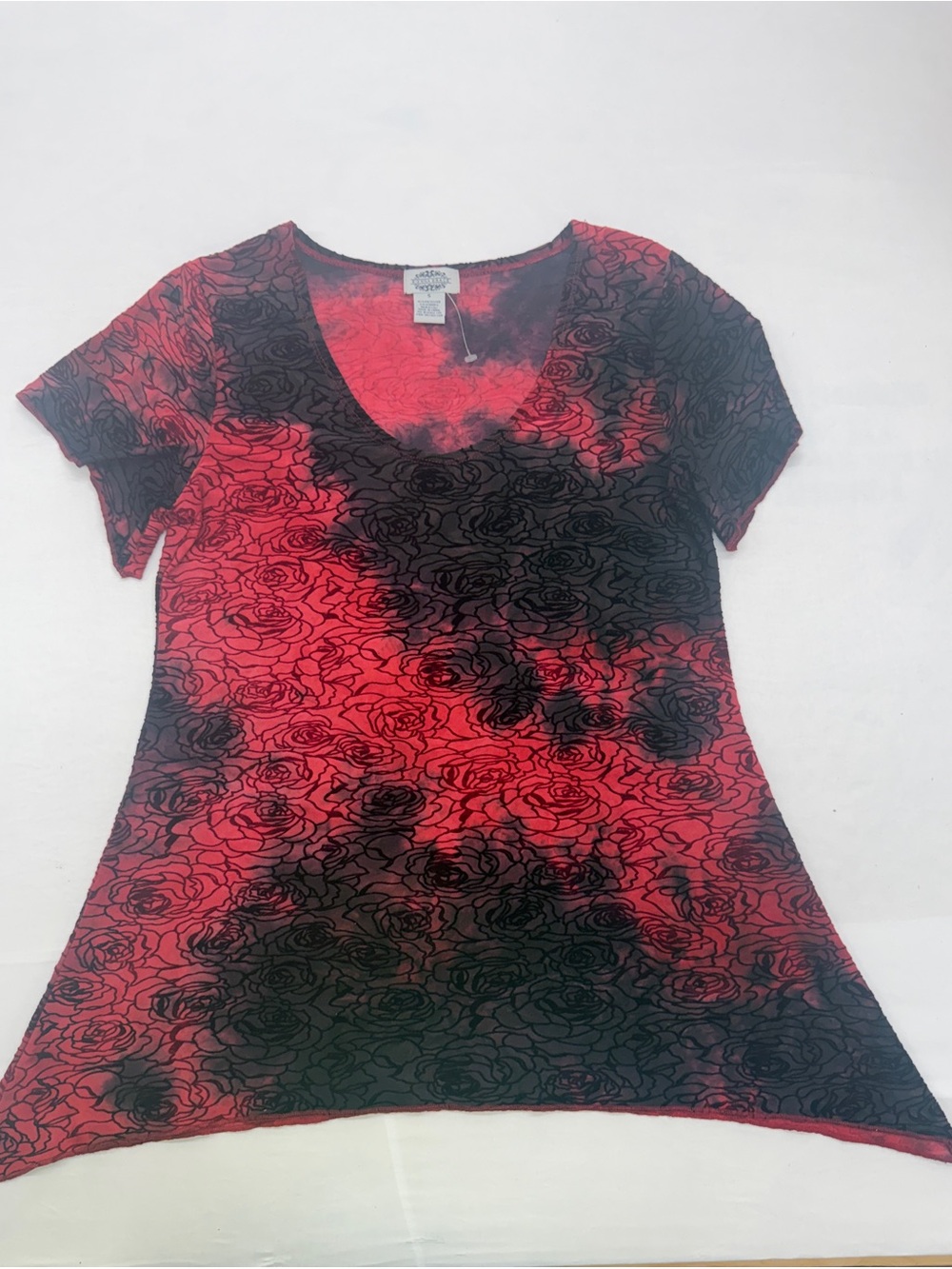 Women's Red & Black Rose-Print V-Neck Tee